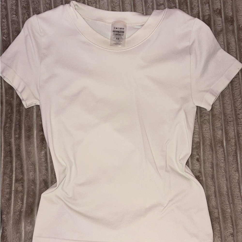 Aritzia Cream Short Sleeve Tee